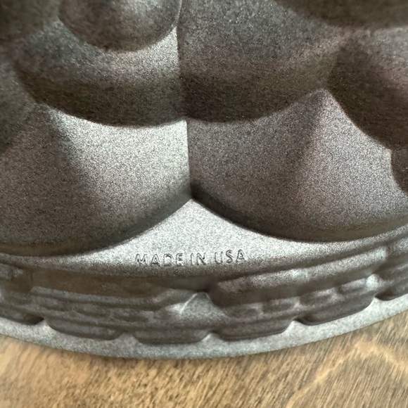 Nordic Ware Holiday Tree Cast Aluminum Bundt Pan 10 cup Capacity Made in the USA - Picture 6 of 10